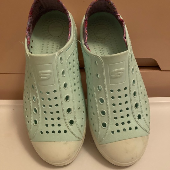 Girl’s Sketchers light up foamies size 2 - Picture 2 of 7